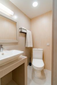 ein Badezimmer mit einem weißen WC und einem Waschbecken in der Unterkunft Mere 38 Apartments in Võsu