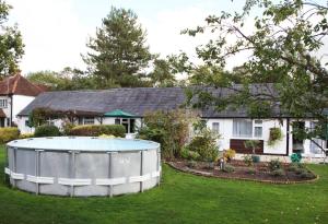 een huis met een groot zwembad in de tuin bij Sheephouse Manor in Maidenhead