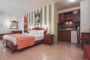 Posteľ alebo postele v izbe v ubytovaní Dionyssos Village + 37 fotografií