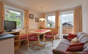 ein Wohnzimmer mit einem Tisch und einem Sofa in der Unterkunft Appartement Christine in Brixen im Thale