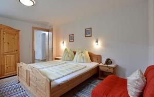 een slaapkamer met een groot bed in een kamer bij Appartement Christine in Brixen im Thale