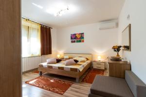 una camera da letto con un letto e una scrivania di Villa Astra a Barban Altre 17 foto