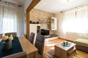 un soggiorno con tavolo da pranzo e un soggiorno con divano. di Villa Astra a Barban