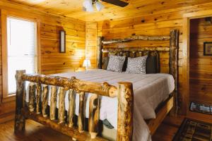 Katil atau katil-katil dalam bilik di Bear Creek Lodge with Hot Tub, Game Room and View