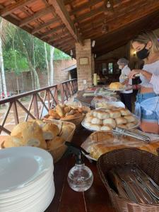 een groep mensen die eten bereiden op een tafel bij Sítio do Bosco Park in Tianguá