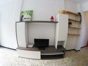 a room with a tv in a wall at Fleitas Penthouse with terrace in San Andrés