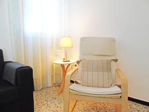a chair and a table with a lamp in a room at Fleitas Penthouse with terrace in San Andrés