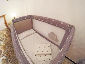 a bed with a cot with three towels in it at Fleitas Penthouse with terrace in San Andrés