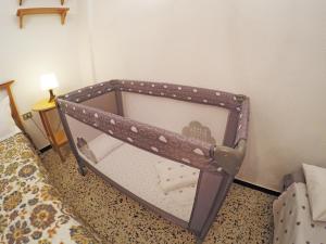 a small crib in a corner of a room at Fleitas Penthouse with terrace in San Andrés