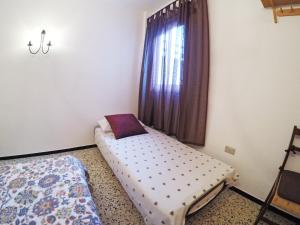 a small room with a bed and a window at Fleitas Penthouse with terrace in San Andrés