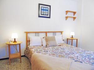 a bedroom with a bed and two lamps on tables at Fleitas Penthouse with terrace in San Andrés