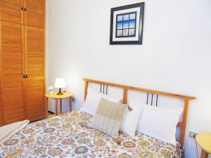 a bedroom with a bed with white pillows at Fleitas Penthouse with terrace in San Andrés