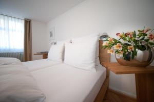 מיטה או מיטות בחדר ב-Hotel Engel - Lindauer Bier und Weinstube