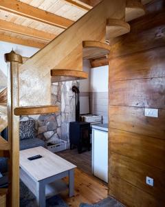 une chambre avec un escalier et une table dans une pièce dans l'établissement Vikendica My Home, à Žabljak