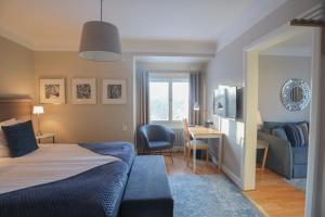 Habitación de hotel con cama y escritorio en Park Hotell, en Kristinehamn