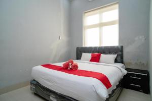 Postel nebo postele na pokoji v ubytování RedDoorz @ Jalan Pendidikan Mataram