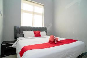Postel nebo postele na pokoji v ubytování RedDoorz @ Jalan Pendidikan Mataram