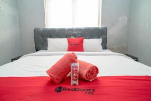 Postel nebo postele na pokoji v ubytování RedDoorz @ Jalan Pendidikan Mataram