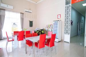 Posezení v ubytování RedDoorz @ Jalan Pendidikan Mataram