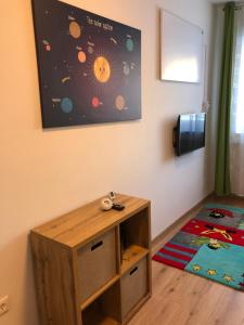 Televízia a/alebo spoločenská miestnosť v ubytovaní Apartment HUGO