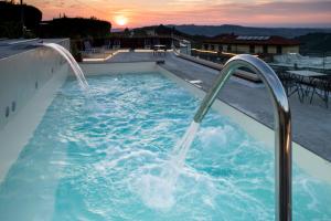 einen Whirlpool mit 2 Wasserfontänen auf einer Terrasse in der Unterkunft Casa Nicolini in Barbaresco