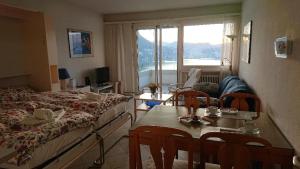 FLAT WITH AMAZING VIEW OVER THE GULF OF LUGANO 객실 침대