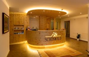 een restaurant met een houten aanrecht in een kamer bij Aktiv Hotel Schönwald in Nova Levante