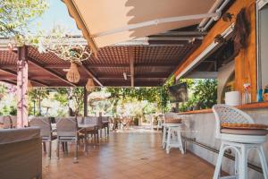 Reštaurácia alebo iné gastronomické zariadenie v ubytovaní Dionyssos Village