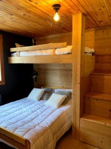 a bedroom with two bunk beds in a cabin at Le Chalet d'Arsène in Les Angles