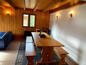 a room with a wooden table and two benches at Le Chalet d'Arsène in Les Angles