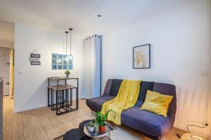 ein Wohnzimmer mit einem Sofa und einem Tisch in der Unterkunft T2 Plage Catalans-Vieux port in Marseille