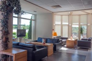 - une salle d'attente avec canapés, télévision et fenêtres dans l'établissement Jeravi Beach Hotel - All Inclusive, à Sunny Beach