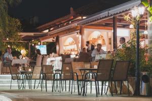 Hostia v ubytovaní Dionyssos Village