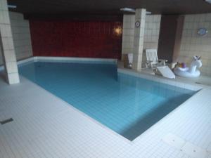 The swimming pool at or close to Ferienwohnung Parsennblick mit Dachterrasse