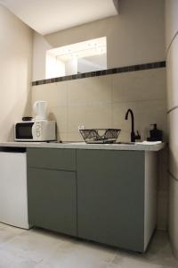 Kuchyňa alebo kuchynka v ubytovaní EURO-ROOM