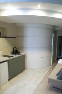 Kuchyňa alebo kuchynka v ubytovaní EURO-ROOM