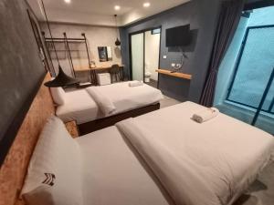 Katil atau katil-katil dalam bilik di Modern Budget Hotel