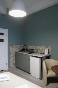 Kuchyňa alebo kuchynka v ubytovaní EURO-ROOM