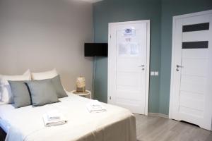 Televízia a/alebo spoločenská miestnosť v ubytovaní EURO-ROOM