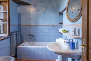A bathroom at Casa Torrione 14, Emma Villas Még 37 kép