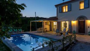 eine Villa mit einem Pool vor einem Haus in der Unterkunft Villa Mia 6, Emma Villas in Mercato Saraceno