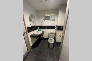 een badkamer met een toilet en een wastafel bij PORT DICKSON -GLORY BEACH RESORT “SEAVIEW” UNIT~~ in Port Dickson