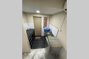 ein kleines Bad mit einem Waschbecken im Zimmer in der Unterkunft PORT DICKSON -GLORY BEACH RESORT “SEAVIEW” UNIT~~ in Port Dickson