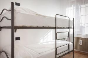 ブレンゾーネにあるCasa Cà Romanaの二段ベッド2組が備わる客室です。