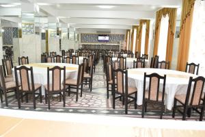 a row of tables and chairs in a banquet hall at Casa Simescu I in Caransebeş +24 photos