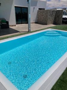 Poolen vid eller i närheten av 2 bedrooms villa with sea view private pool and furnished terrace at El Roque El Cotillo 1 km away from the beach