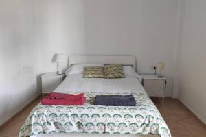1 dormitorio con 2 almohadas en Beautiful Duplex with a Patio en Alcalá de los Gazules