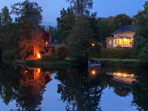 a house on the shore of a lake at night at Disponenten in Ulvshyttan
