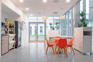 - une salle à manger avec une table et quatre chaises dans l'établissement Student Factory Lille Euratechnologies, à Lille
