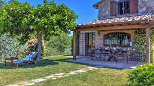 A garden outside Casal Del Salice 10, Emma Villas